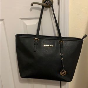 Jet Set Travel Saffiano Leather Top-Zip Tote Bag